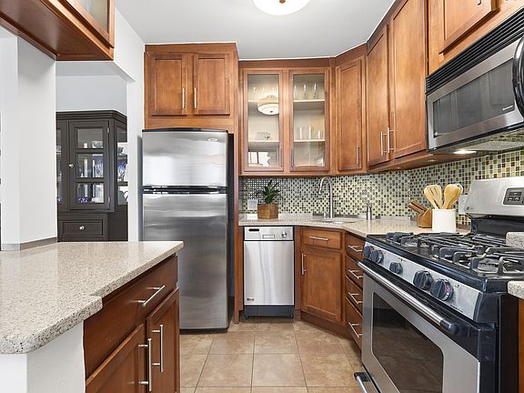 4th image of 311 E 38th St APT 28C