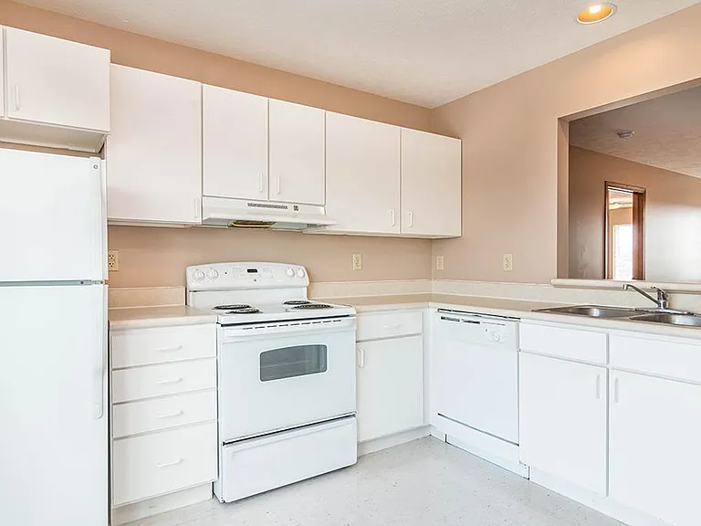Hickory Hills Residences — Photo 9