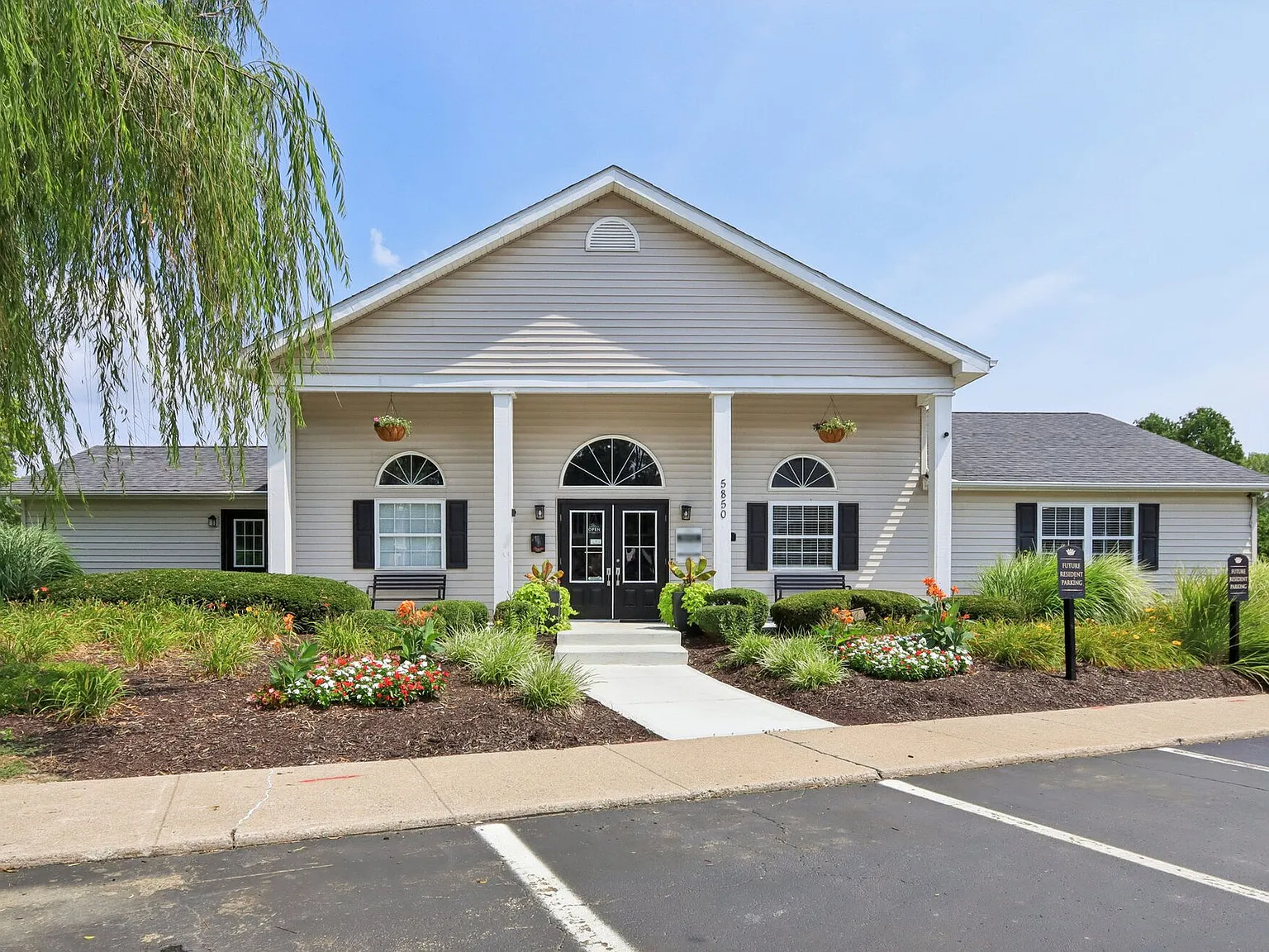 Castleton Manor Apartments — Photo 1