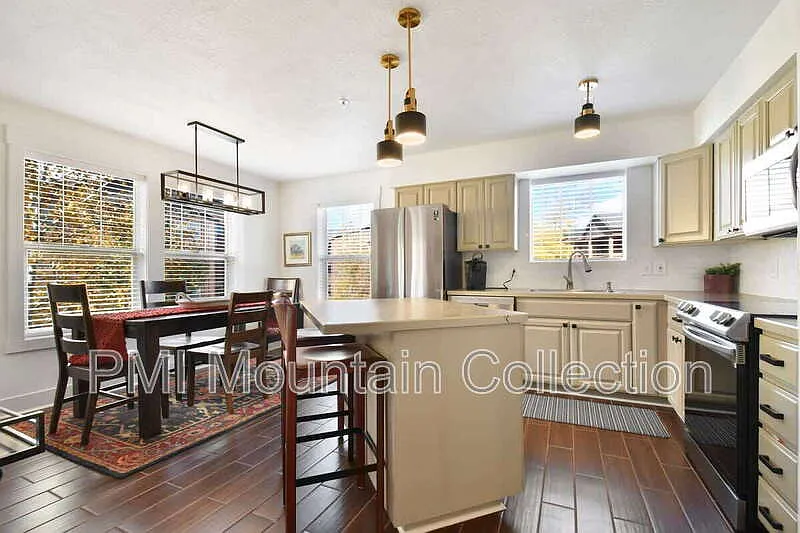 Building Photo - 1797 W Fox Bay Dr #201