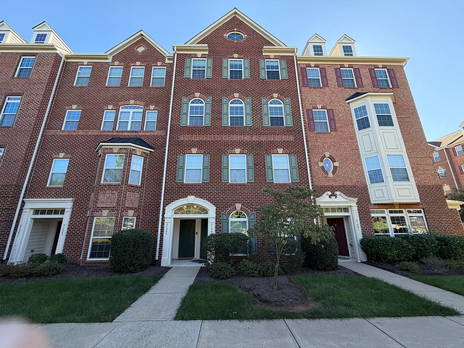 3 bed, 2552 sqft, $3,000 — Photo 2