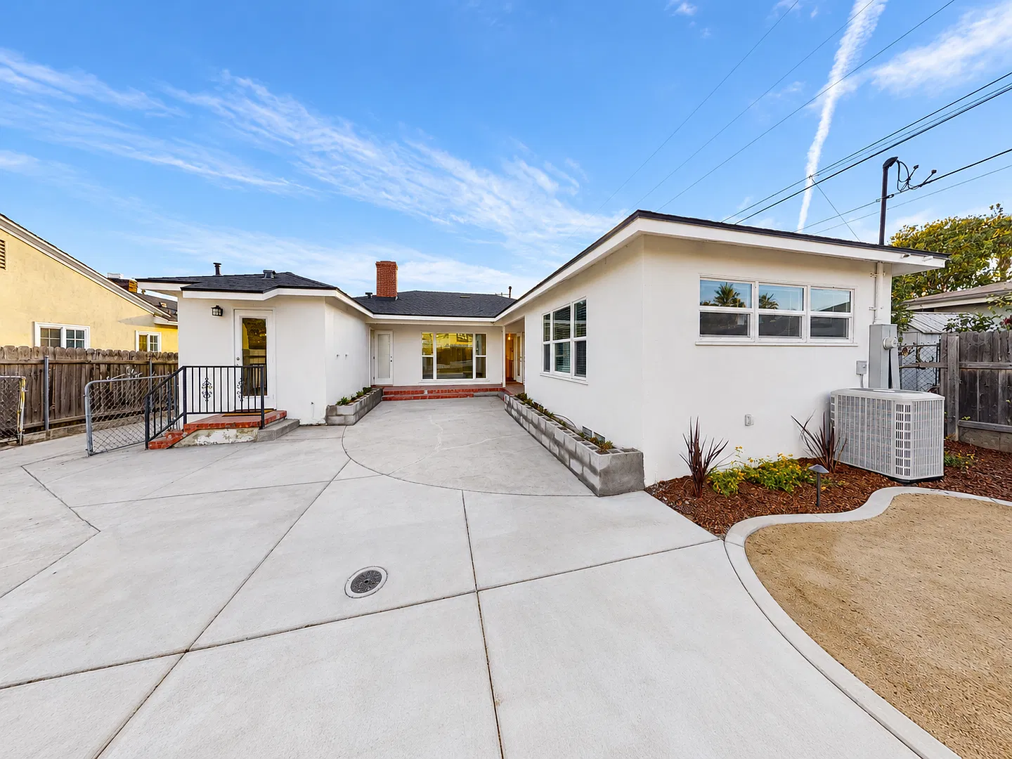 Big Bedrooms, Great Yard! — Photo 2