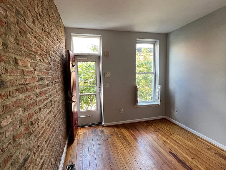 627 Harvey St — Photo 4