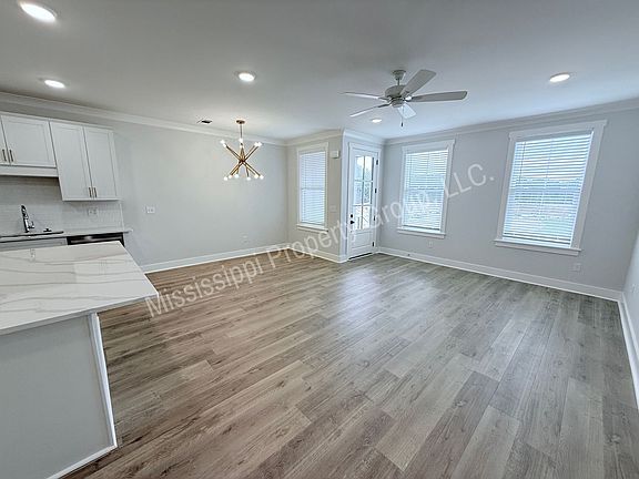 4th image of 696 Miramar Ln