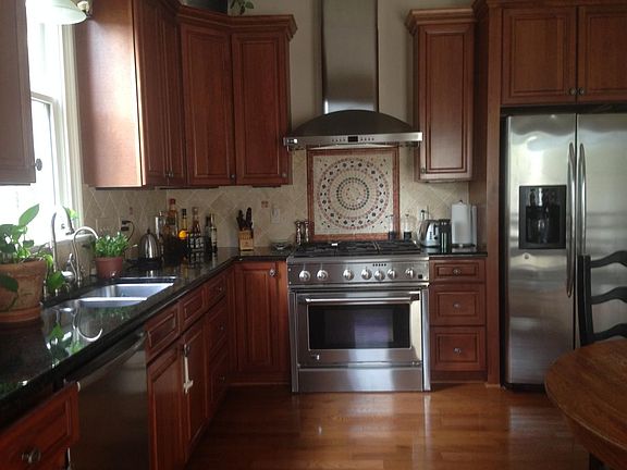 Fully equipped, gourmet, eat in kitchen