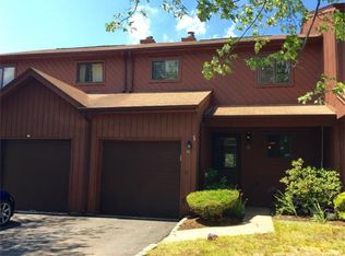 10 Lily Ct, Edison, NJ 08820