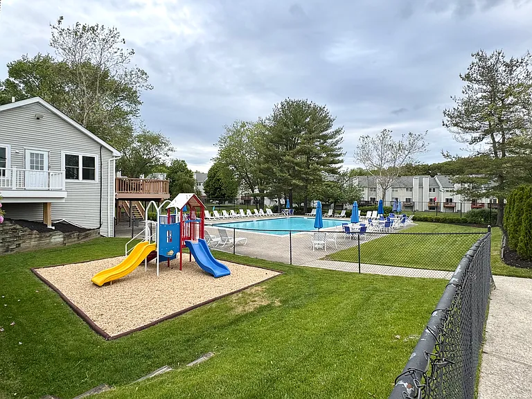 77 Leeward Ct — Photo 18