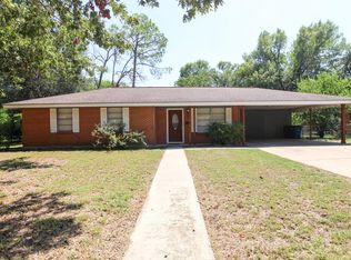 1304 Woodlawn St, Lockhart, TX 78644