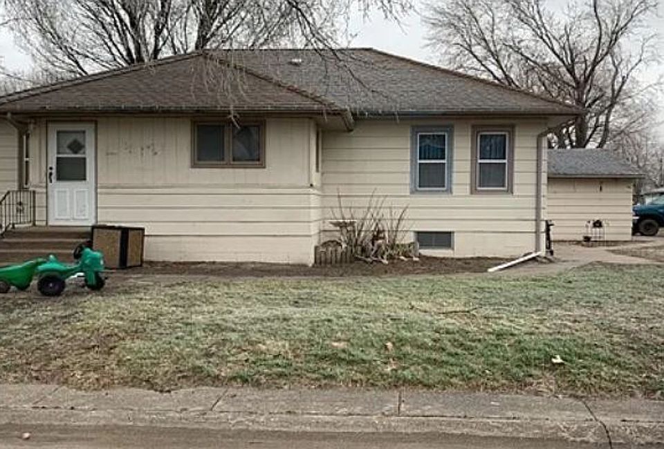 1st image of 221 Jackson St