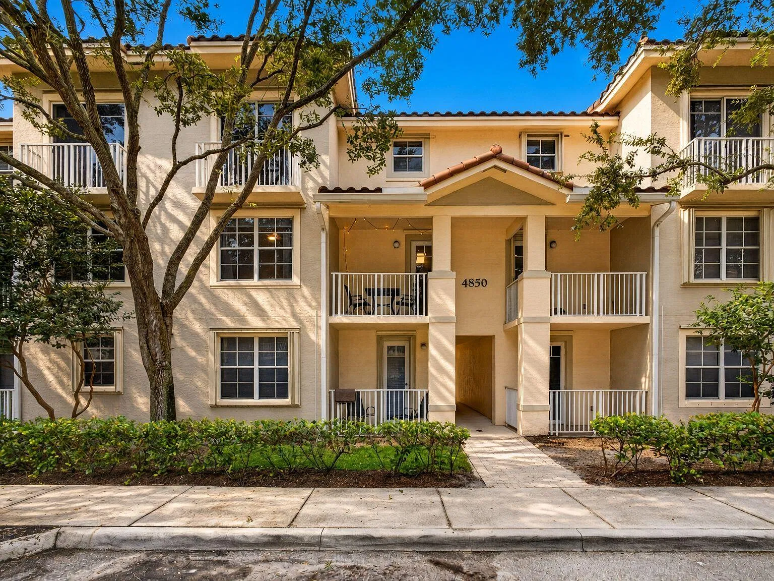 2 bed, 2.0 bath, 1101 sqft, $4,975 — Photo 1