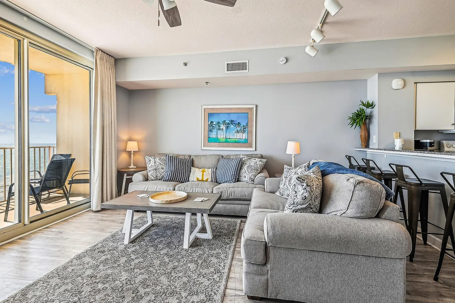 1 bed, 2.0 bath, 904 sqft, $3,062 — Photo 2