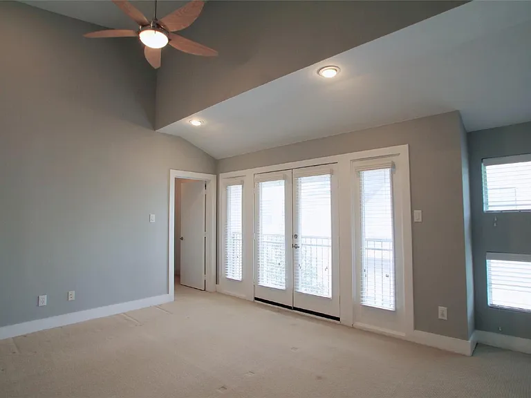 4701 Caroline St — Photo 17
