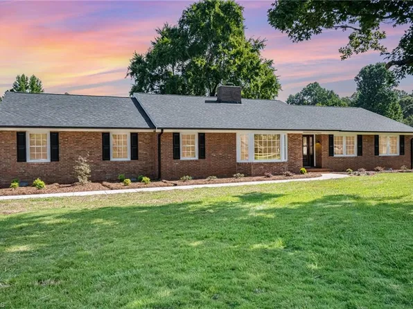 5211 Ventura Dr, Greensboro, NC 27406