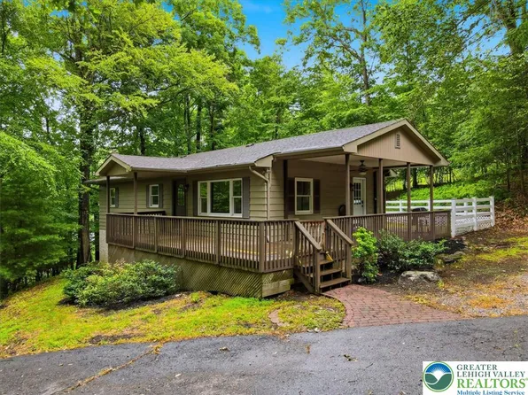 706 Foxtown Hill Rd, Stroudsburg, PA 18360