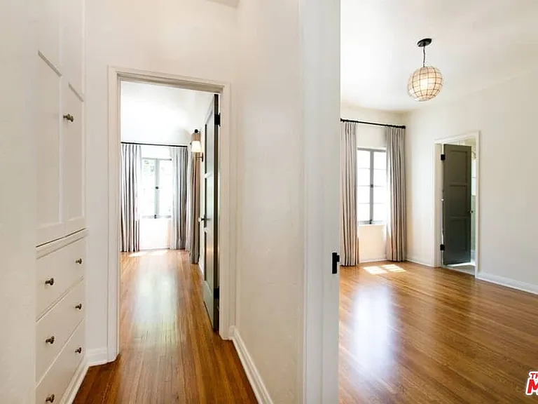1136 S Hayworth Ave — Photo 11