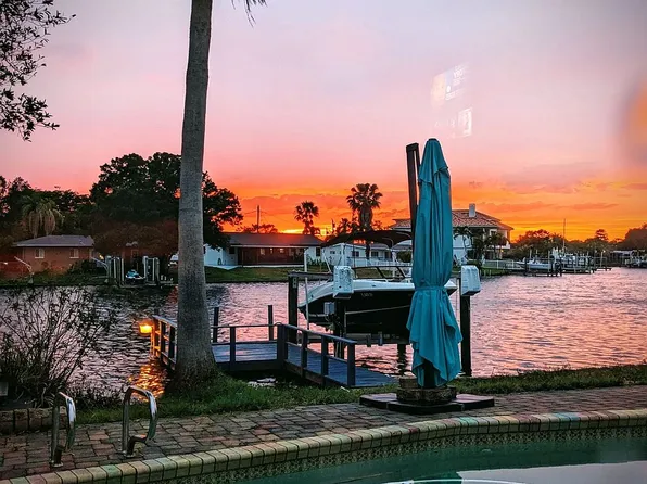 9400 Sun Isle Dr NE, Saint Petersburg, FL 33702