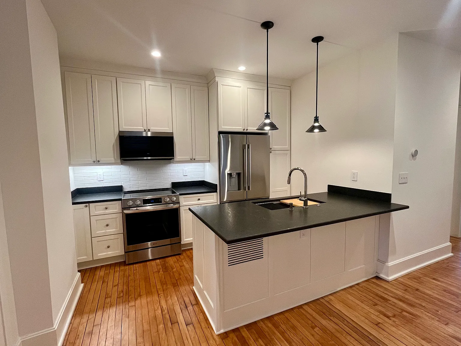1 bed, 725 sqft, $1,900 — Photo 1
