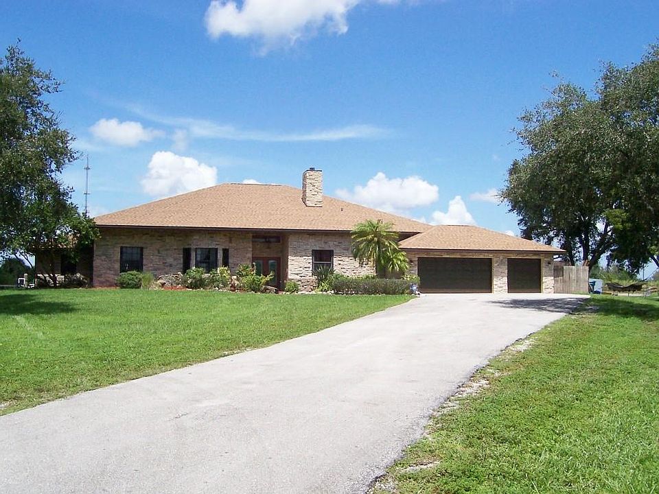 LOVELY 5 ACRE HORSE FARM W/ POOL