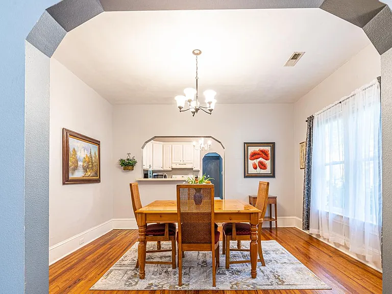 648 Moulton St E — Photo 8