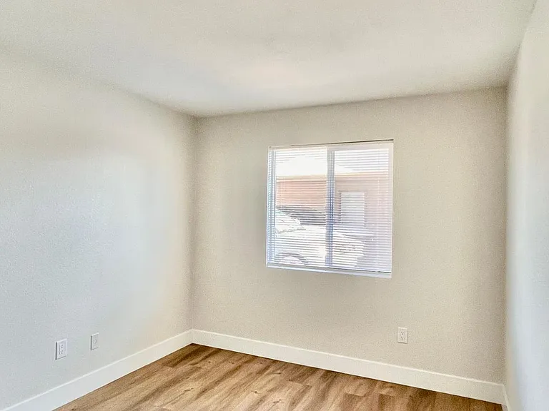 5406 S College Ave — Photo 17