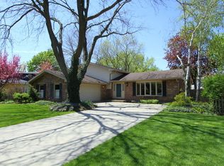 1113 Pine Tree Ln, Libertyville, IL 60048