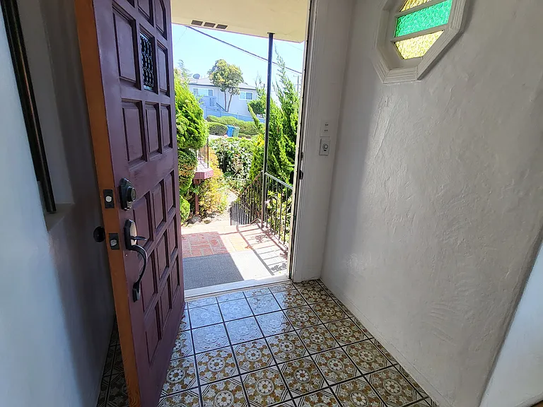 906 Balra Dr — Photo 10
