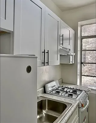 Rented by Bond New York | media 17