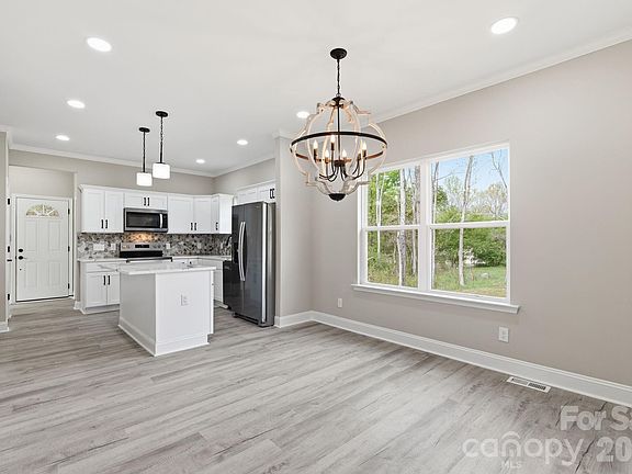 4th image of 1429 1/2 Edgewood Dr