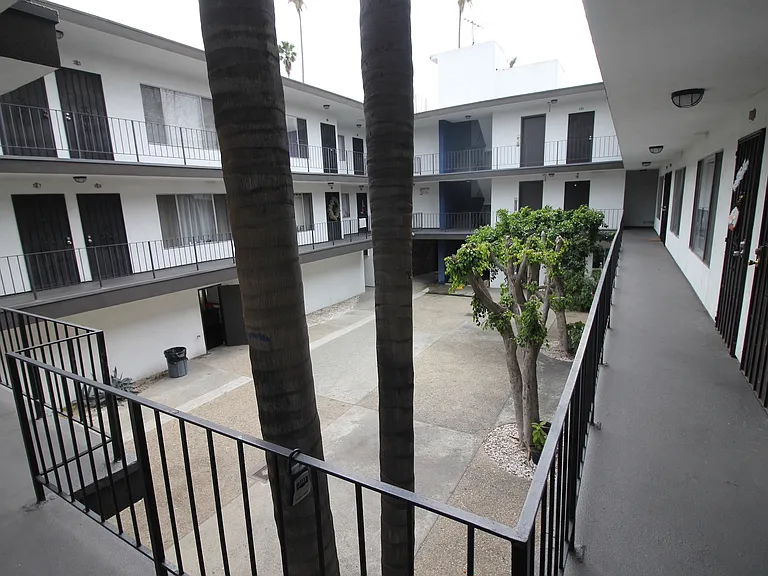 S Avenue 53 — Photo 11