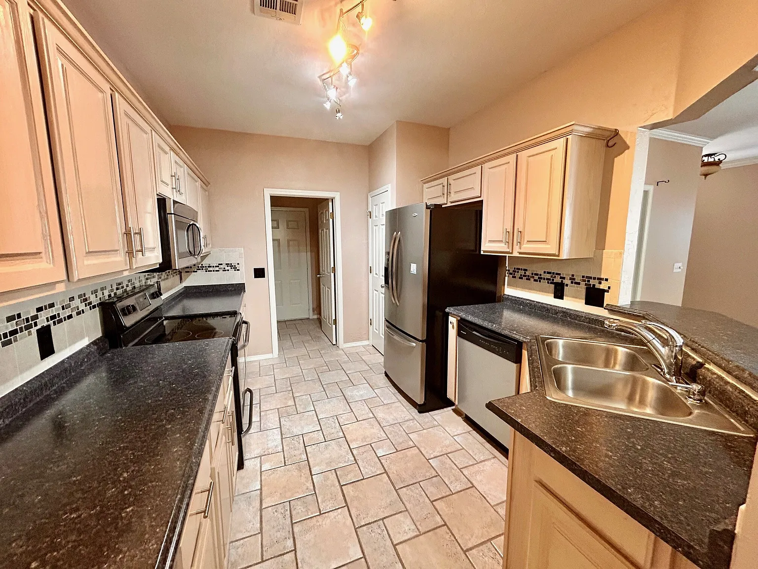 2 bed, 2.0 bath, 1665 sqft, $1,550 — Photo 3