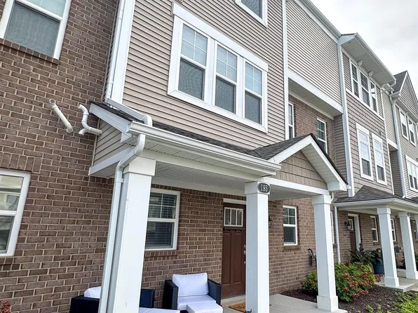 195 Monument Ln, Wixom, MI 48393