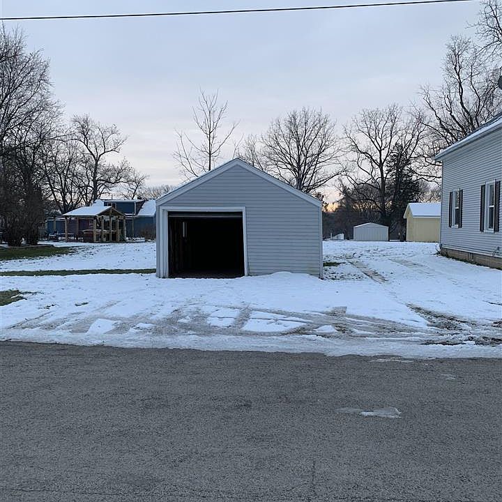 2nd image of 420 Hickory St