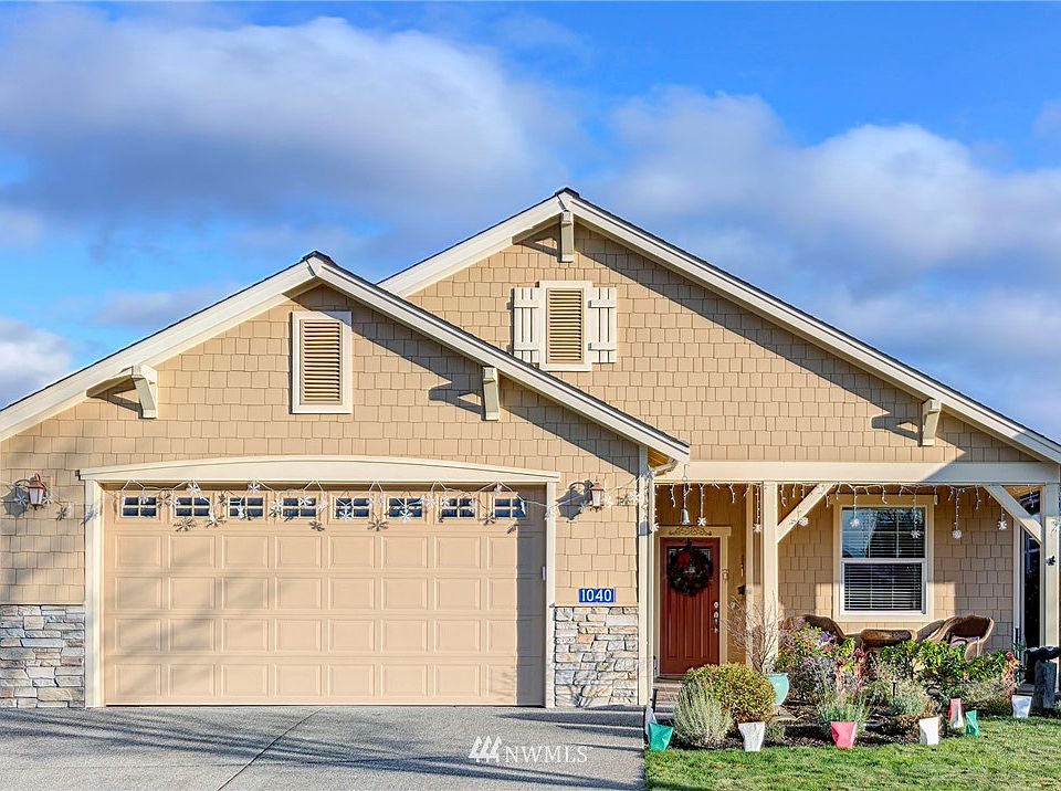 Welcome to 1040 Chestnut Loop in Montreaux!  Home faces west.  