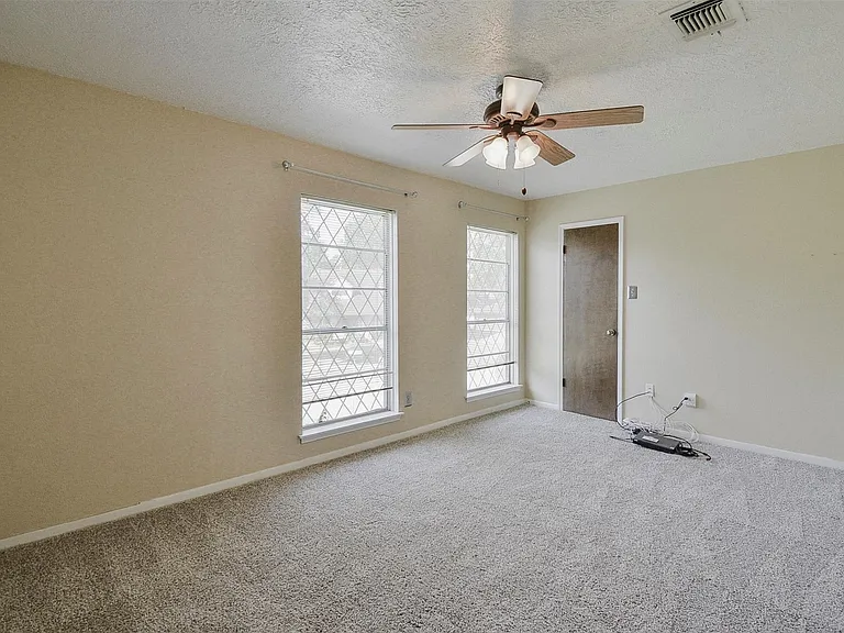 13915 Roundstone Ln — Photo 32