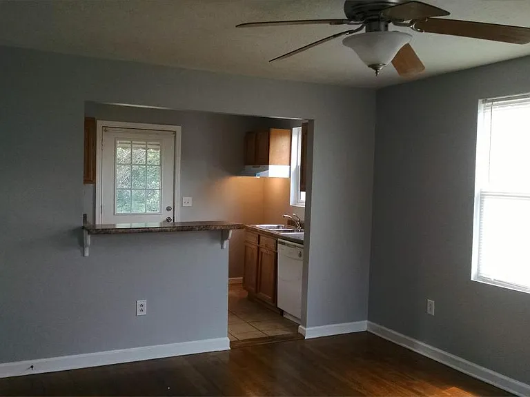625 Crestlyn Dr — Photo 2