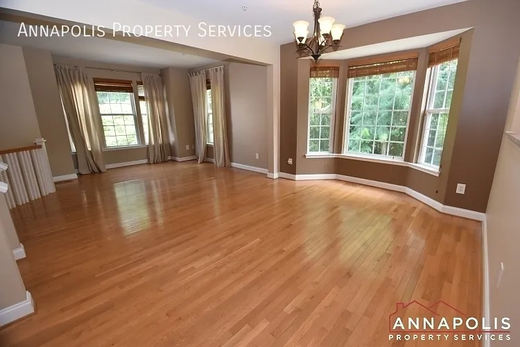 888 stonehurst court — Photo 4
