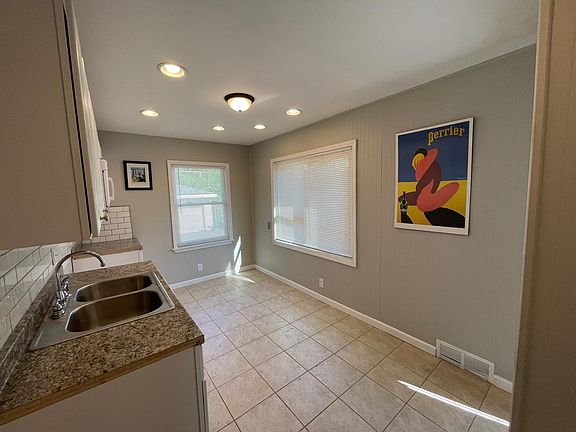 Tile Kitchen Floor-20552 Goulburn