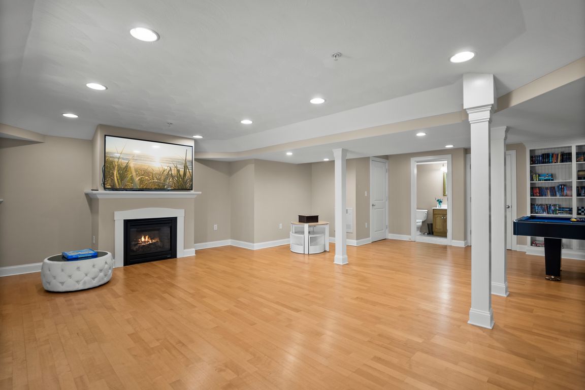 81 Peachtree Ln, North Andover, MA 11