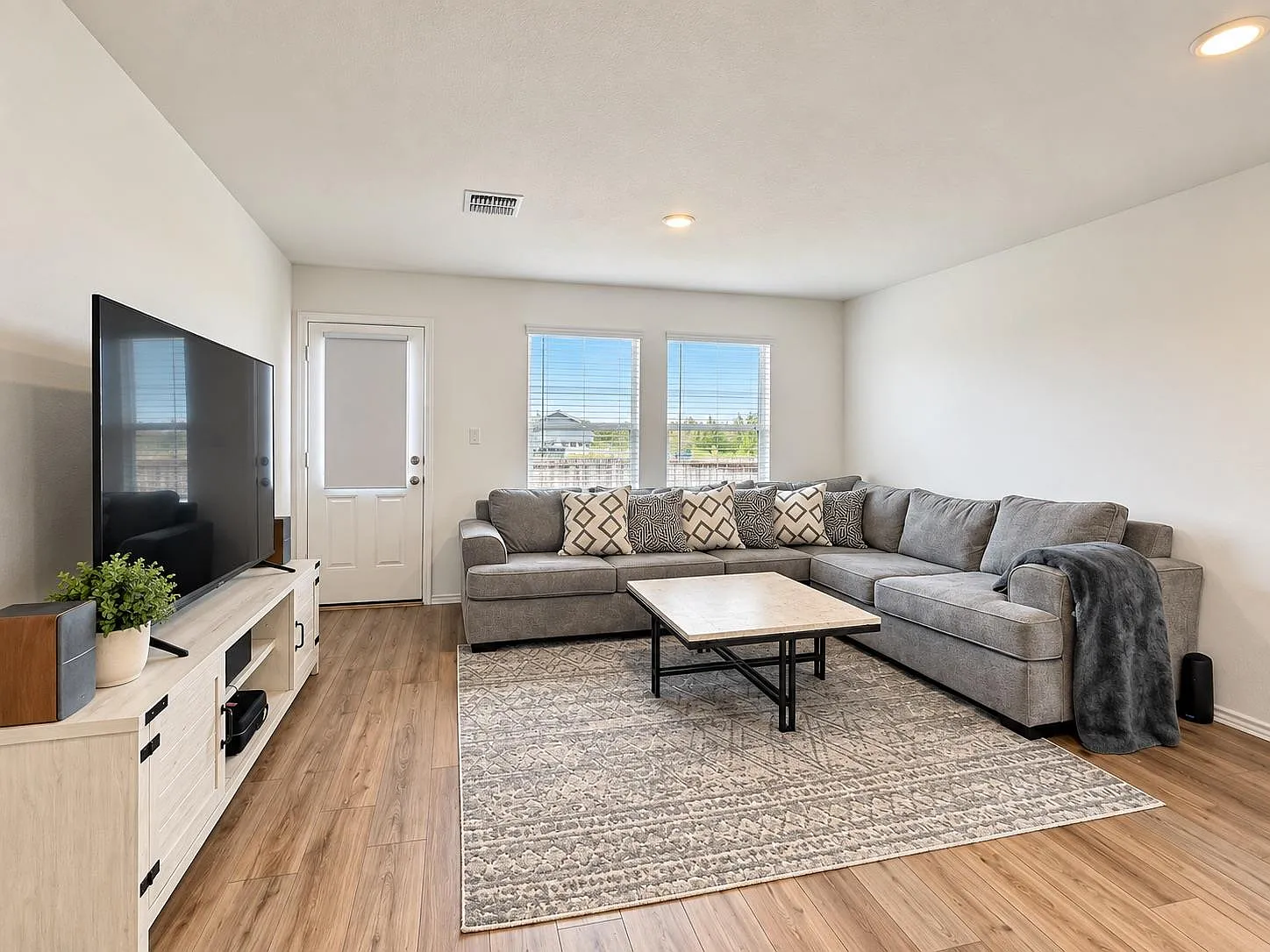 3 bed, 2.0 bath, 1047 sqft, $1,900 — Photo 4