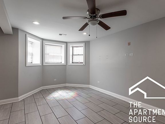 5th image of 902 W Montrose Ave Unit G