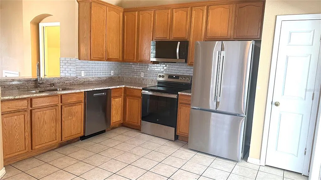 3 bed, 2.5 bath, 1692 sqft, $2,050 — Photo 4