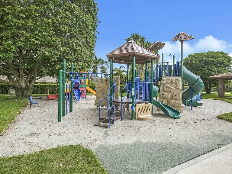 116 Palm Cir — Photo 37