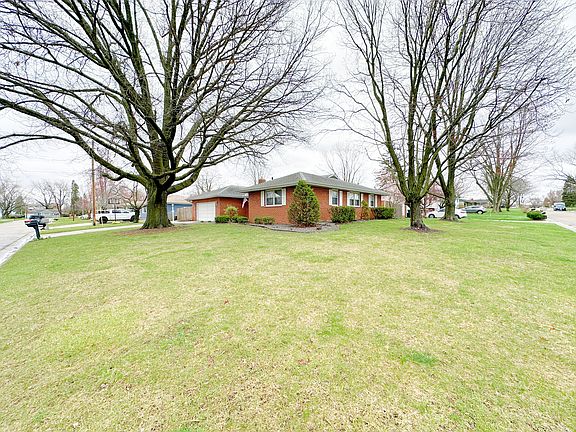 3rd image of 803 Robinhood Ln