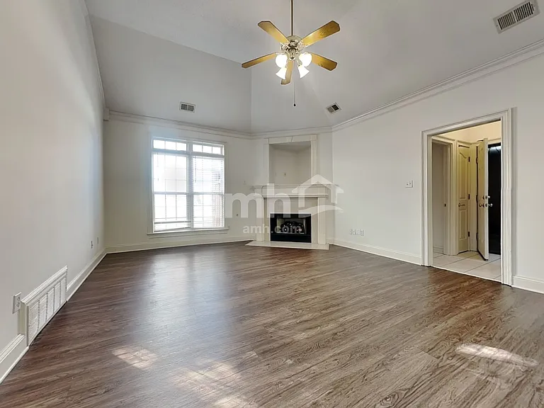 1015 Warwick Pl — Photo 6
