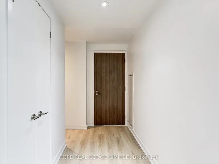 560 King St W #726 — Photo 12