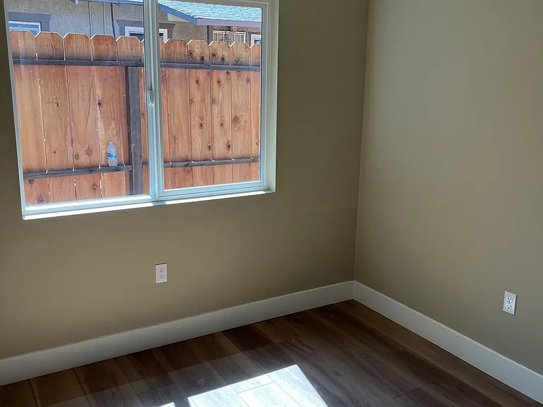405 Hackberry Ave — Photo 4