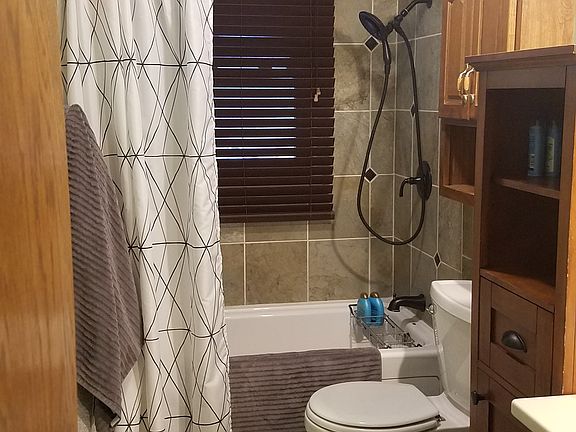 Main bathroom jetted tub 