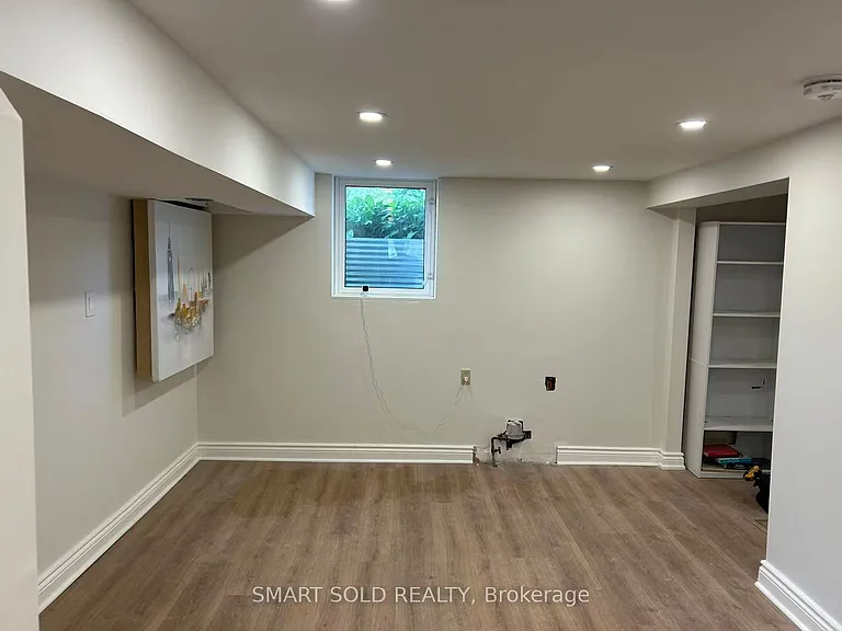10 Holman Cres #LOWER — Photo 3