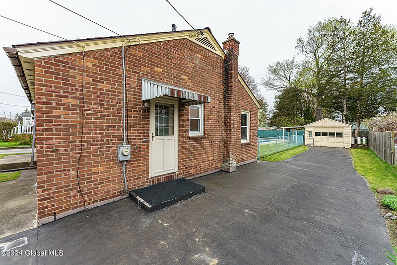 3rd image of 1332 Evergreen Avenue