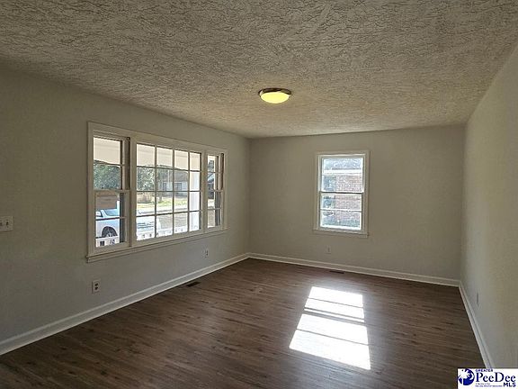 3rd image of 916 Fleetwood Dr